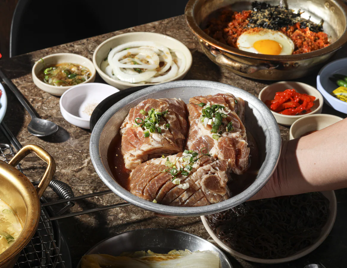 양은 대접에 간장 양념으로 재운 칼집 낸 갈비와 계란을 얹은 볶음밥