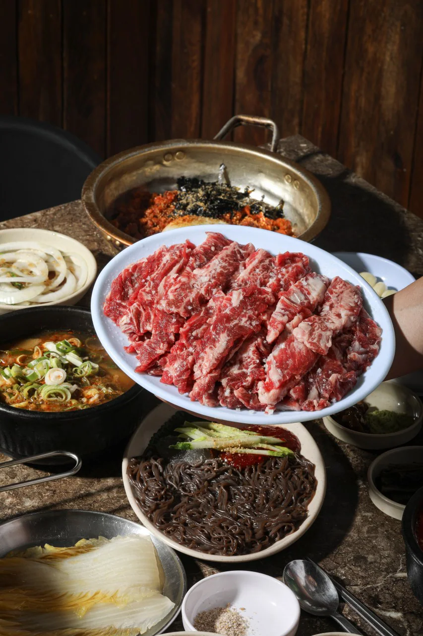 흰 접시에 가득 담은 마블링 소고기